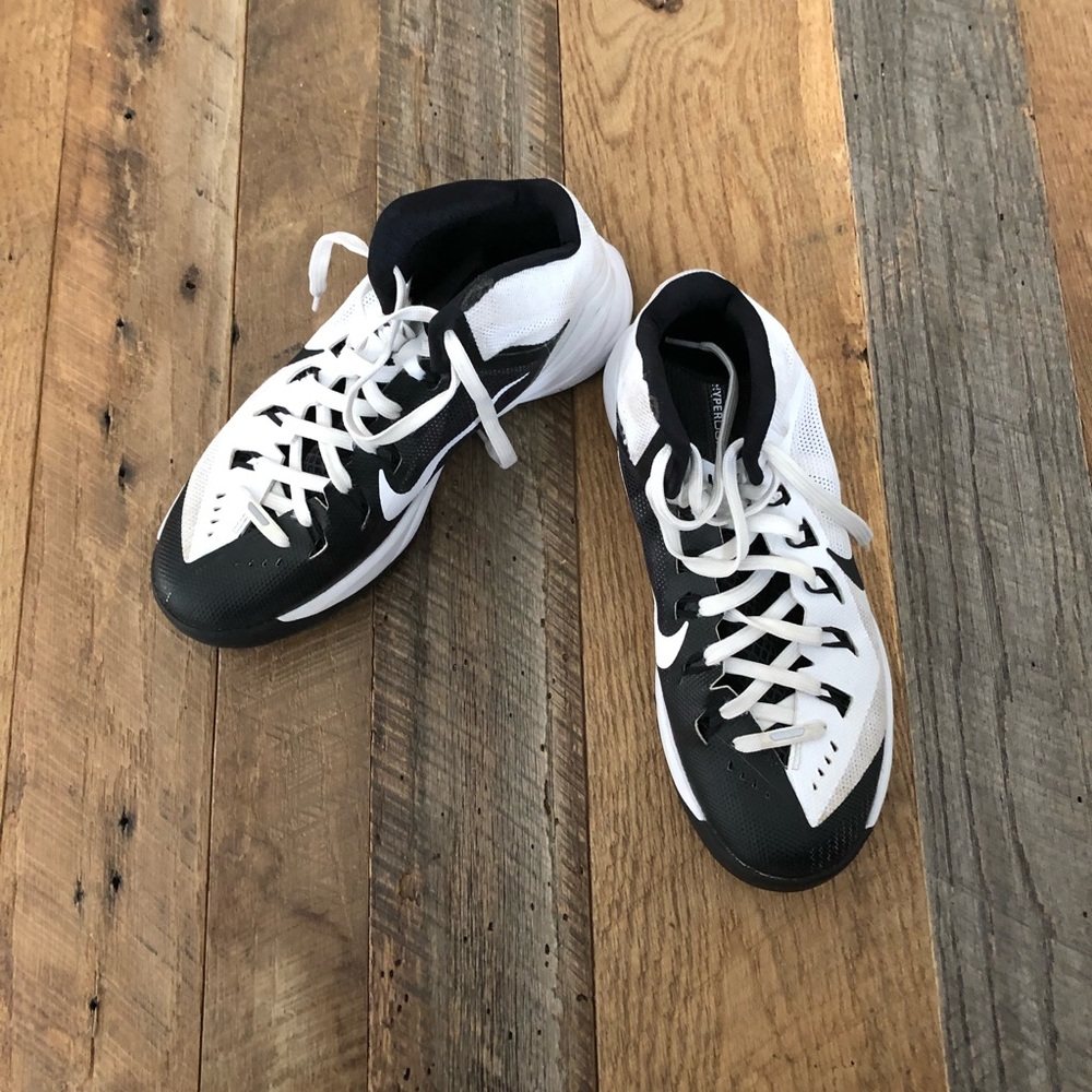 Nike hyperdunk black and white tennis shoes